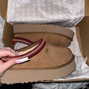 Platform Ugg tasmans. SIZE 9